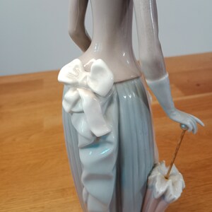 4761 Woman W/Dog LLadro, Dama de Bulevar