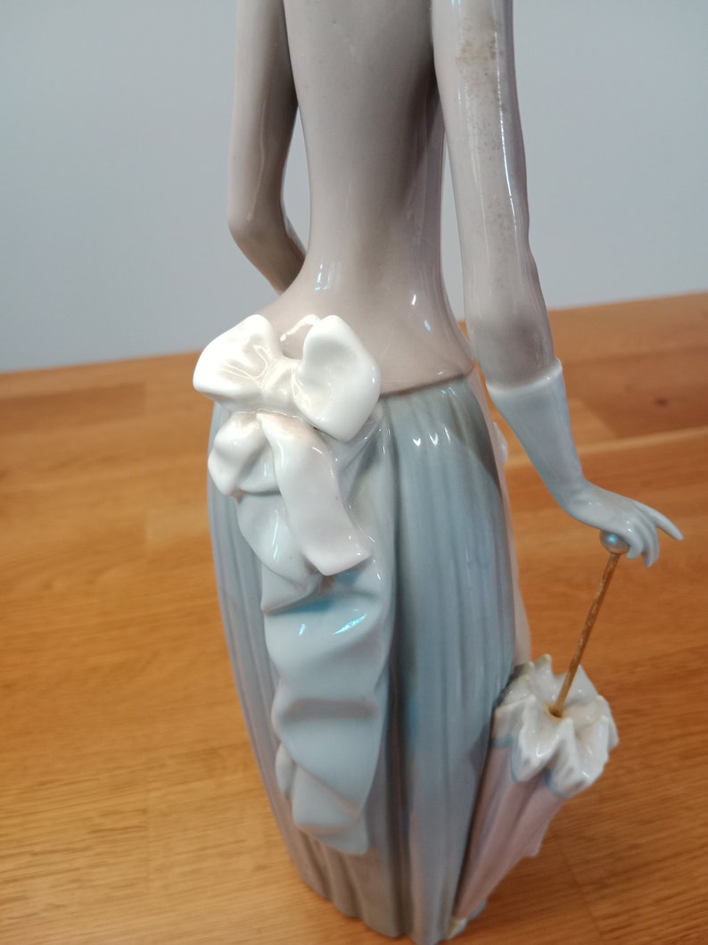 4761 Woman W/Dog LLadro, Dama de Bulevar