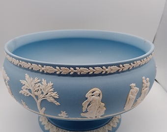 Vintage Blue Wedgwood Jasperware Pedestal Bowl, 1970s Neo-Classical Fruit Centerpiece, perfect condition, 8.6&quot; (22 cm) diameter, 5&quot; high
