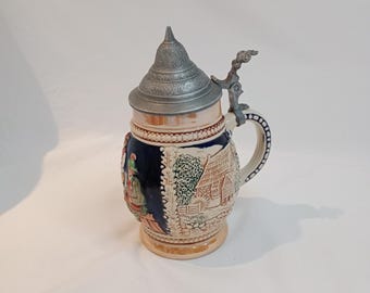 Niemiecki kufel do piwa: reliefowy wzór, zawiasowa pokrywka, dekoracja Oktoberfest