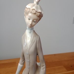 4761 Woman W/Dog LLadro, Dama de Bulevar