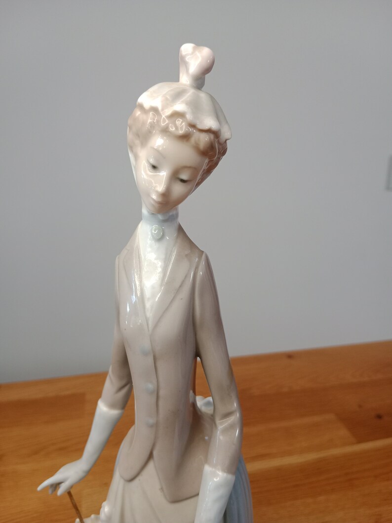 4761 Woman W/Dog LLadro, Dama de Bulevar