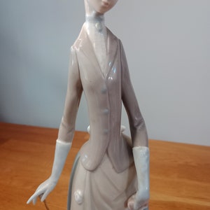 4761 Woman W/Dog LLadro, Dama de Bulevar