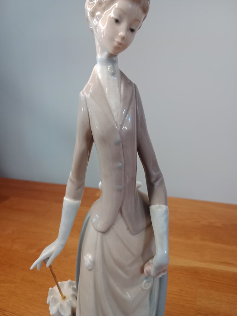 4761 Woman W/Dog LLadro, Dama de Bulevar