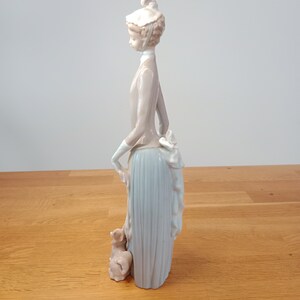 4761 Woman W/Dog LLadro, Dama de Bulevar