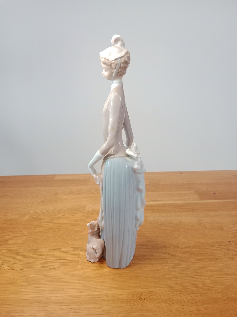 4761 Woman W/Dog LLadro, Dama de Bulevar