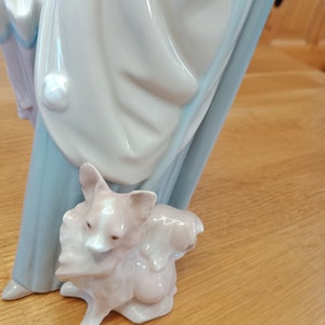 4761 Woman W/Dog LLadro, Dama de Bulevar
