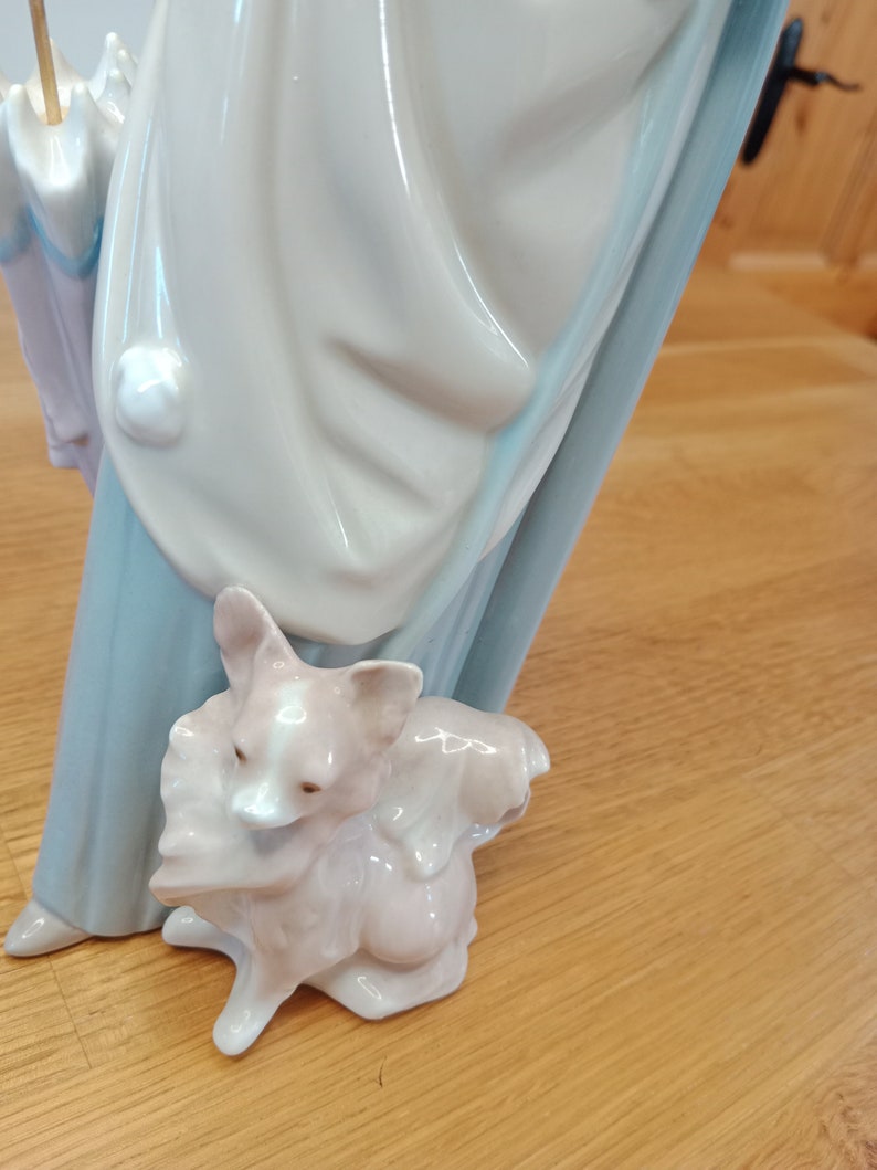 4761 Woman W/Dog LLadro, Dama de Bulevar