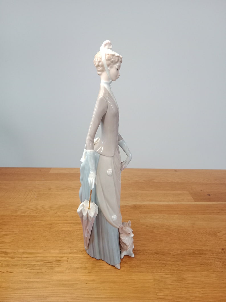 4761 Woman W/Dog LLadro, Dama de Bulevar