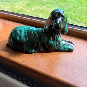Vintage sittande hundkeramik i stil med Blue Mountain Pottery, men inget Blue Mountain-märke, kanadensisk glaserad keramik