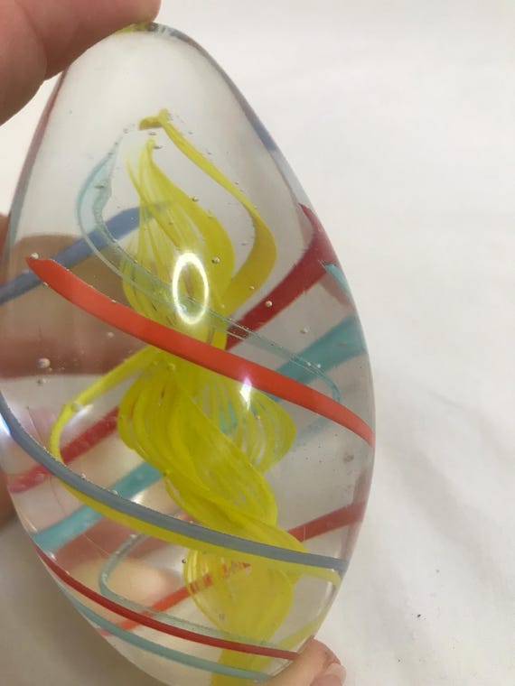 ヴィンテージ　ガラス　卵形　ペーパーウェイト　インテリア ヴィンテージのマルチカラー渦巻きガラス卵型ペーパーウェイト：ミッド