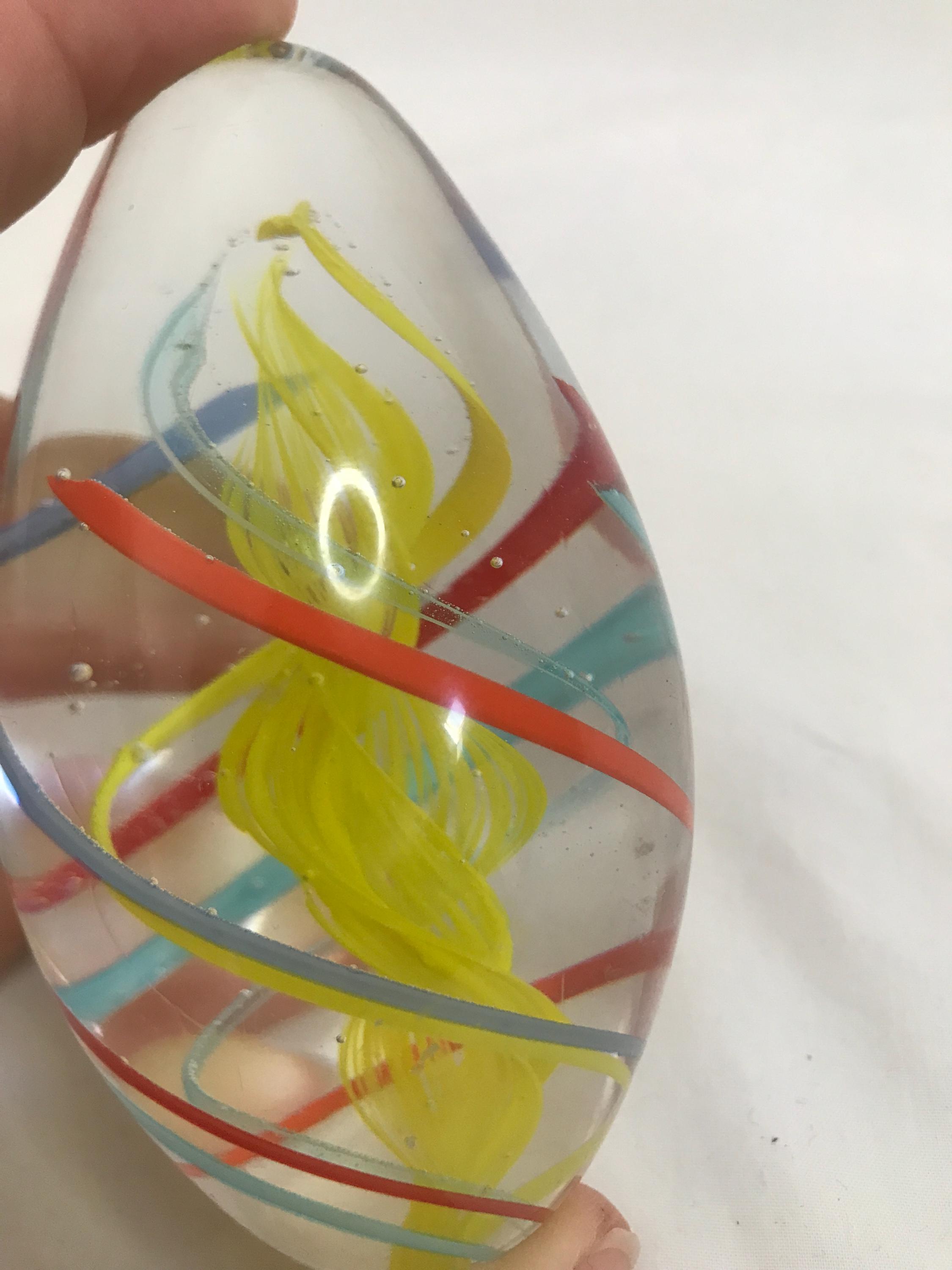 ヴィンテージのマルチカラー渦巻きガラス卵型ペーパーウェイト：ミッド