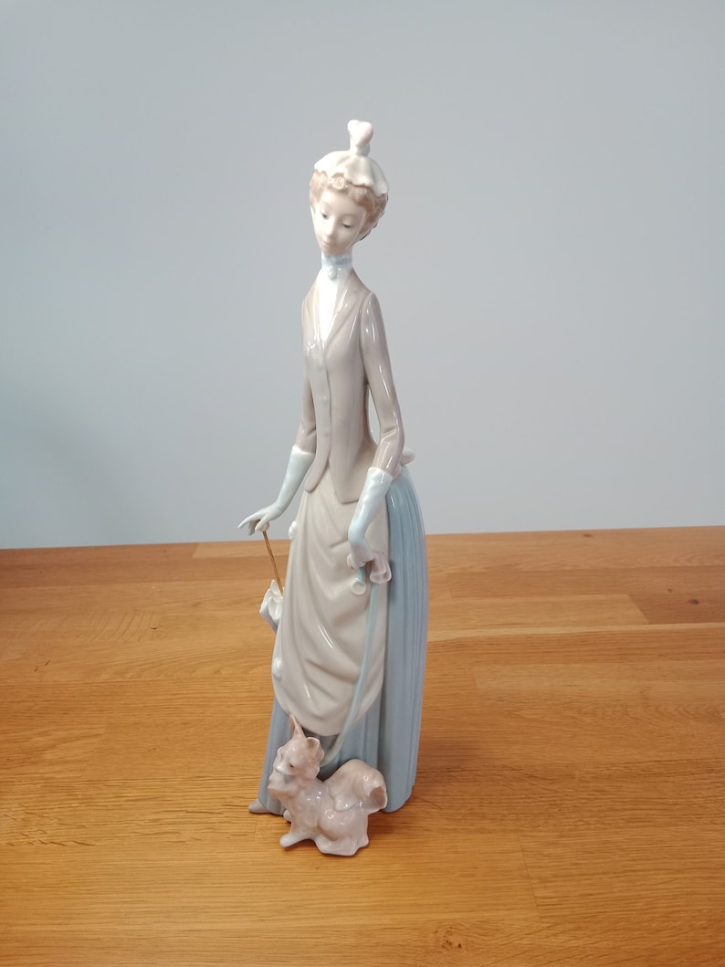 4761 Woman W/Dog LLadro, Dama de Bulevar