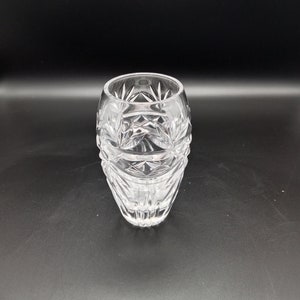 Kleine klare Bleikristallknospenvase, exquisites Design und Schnitt, Geschenk für Mama, perfekt für eine Beistelltischdekoration, Weihnachten mit Stil