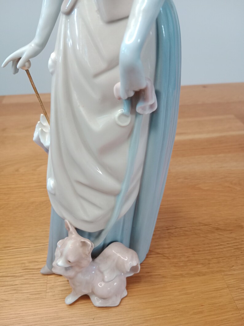 4761 Woman W/Dog LLadro, Dama de Bulevar