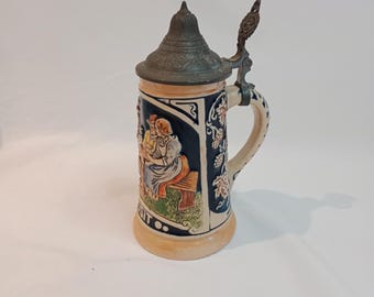 Stary niemiecki kufel do piwa z cynową pokrywką, dekoracja Oktoberfest, wysokość 6,5 cala, żywy reliefowy wzór