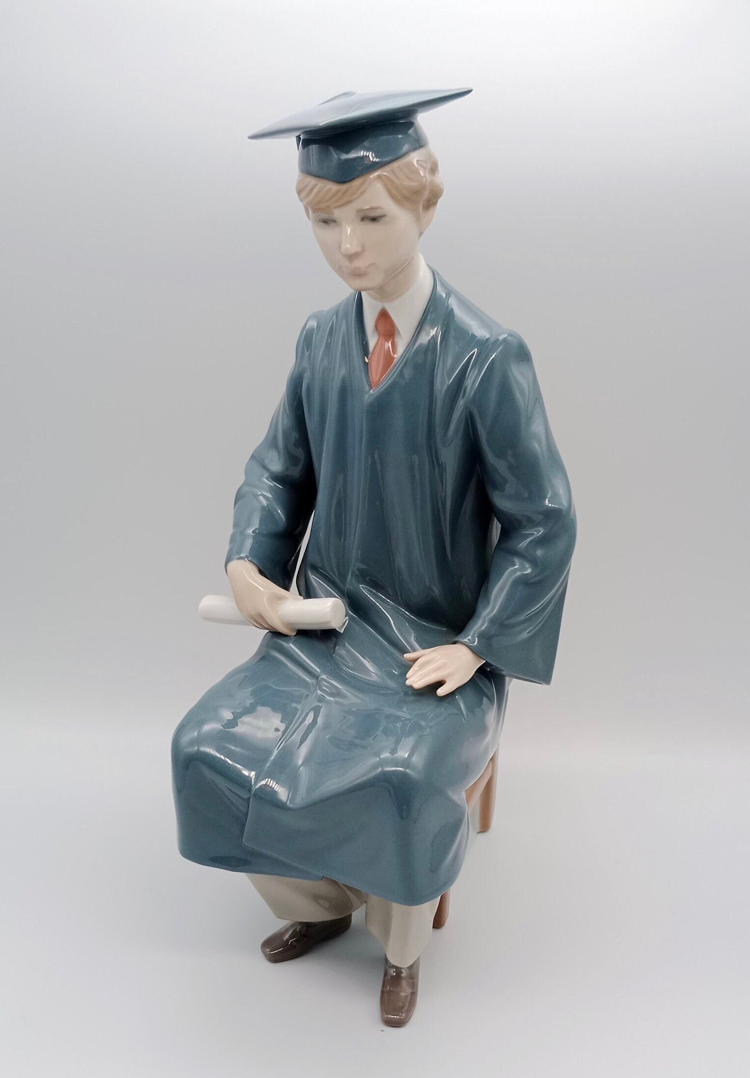 リヤドロ 男の子 卒業記念品 陶器製フィギュア 光沢仕上げ 卒業記念品