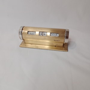 Calendário de mesa antigo em latão, decoração para escritório, década de 1930, 11,4 cm de comprimento, aproximadamente 3,8 cm de altura.