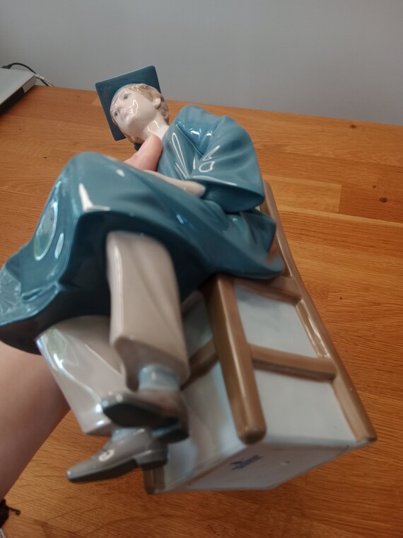 リヤドロ 男の子 卒業記念品 陶器製フィギュア 光沢仕上げ 卒業記念品