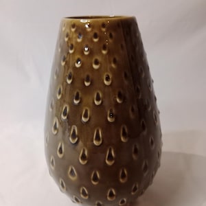 Braune Vase von Sadler, Nummer 156, 18 cm hoch, hergestellt in England, 1930er Jahre, glänzende Oberfläche, Vertiefungen, englische Vintage-Keramik, skurriles, ungewöhnliches Design