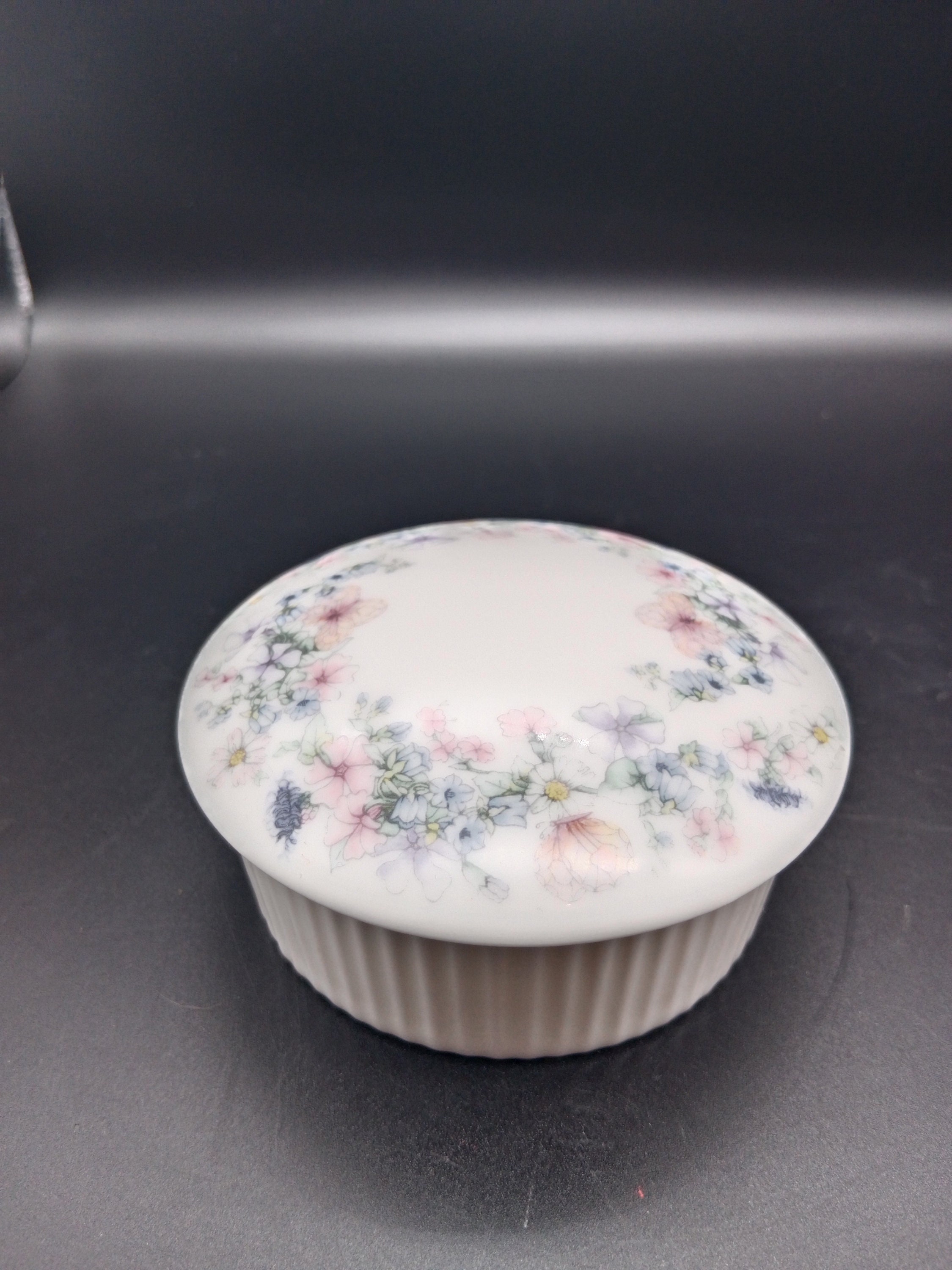 Wedgwood round trinket box, jewellery box, ribbed on the sides, perfect condition, delicate floral design, with lid, made in England