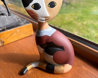 Vintage cat figurine “Stella,” designed by Rosina Wachtmeister and produced in Germany by Goebel.