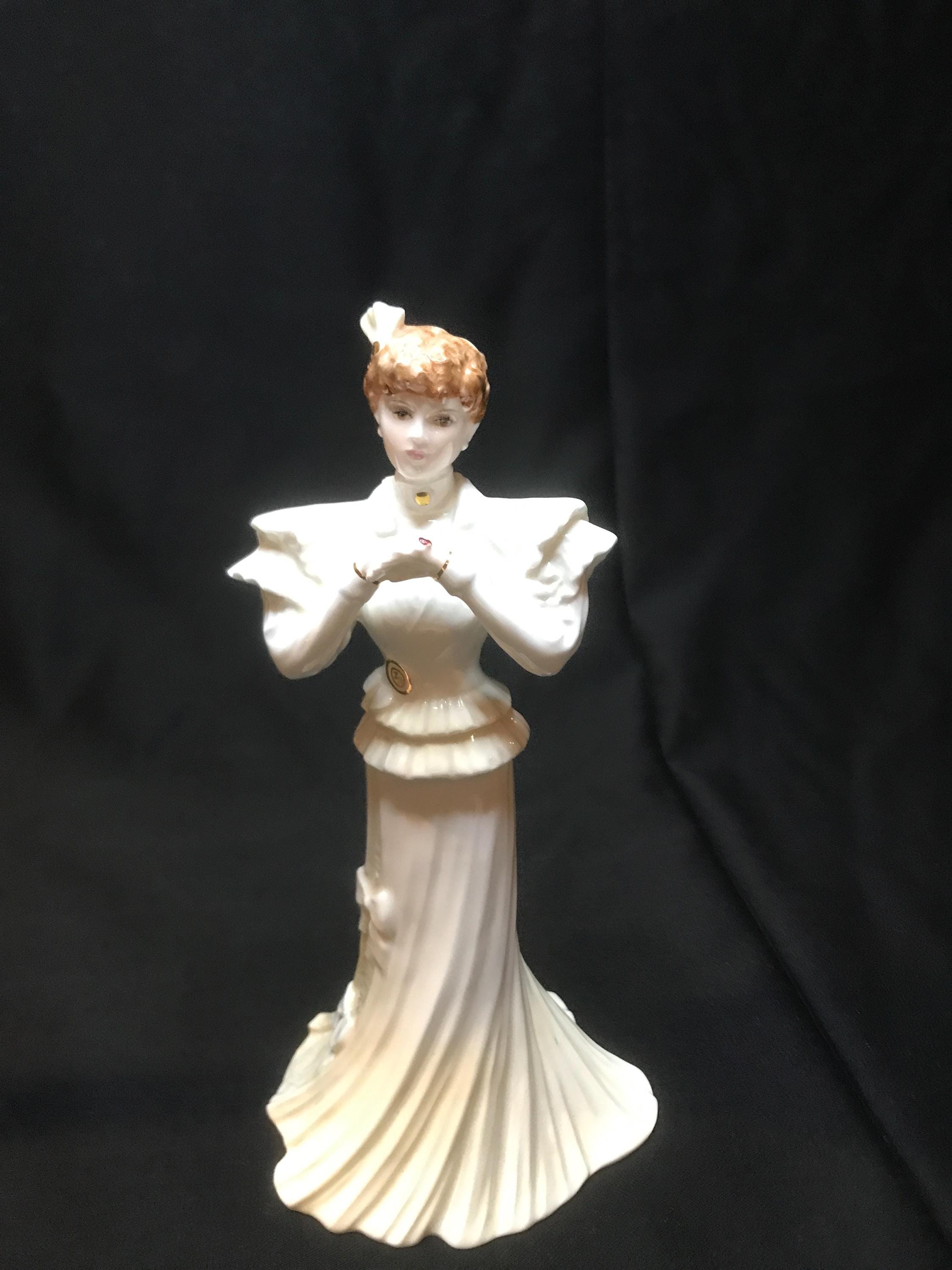コールポート・シャンティリー・レースの置物「白いドレスの女