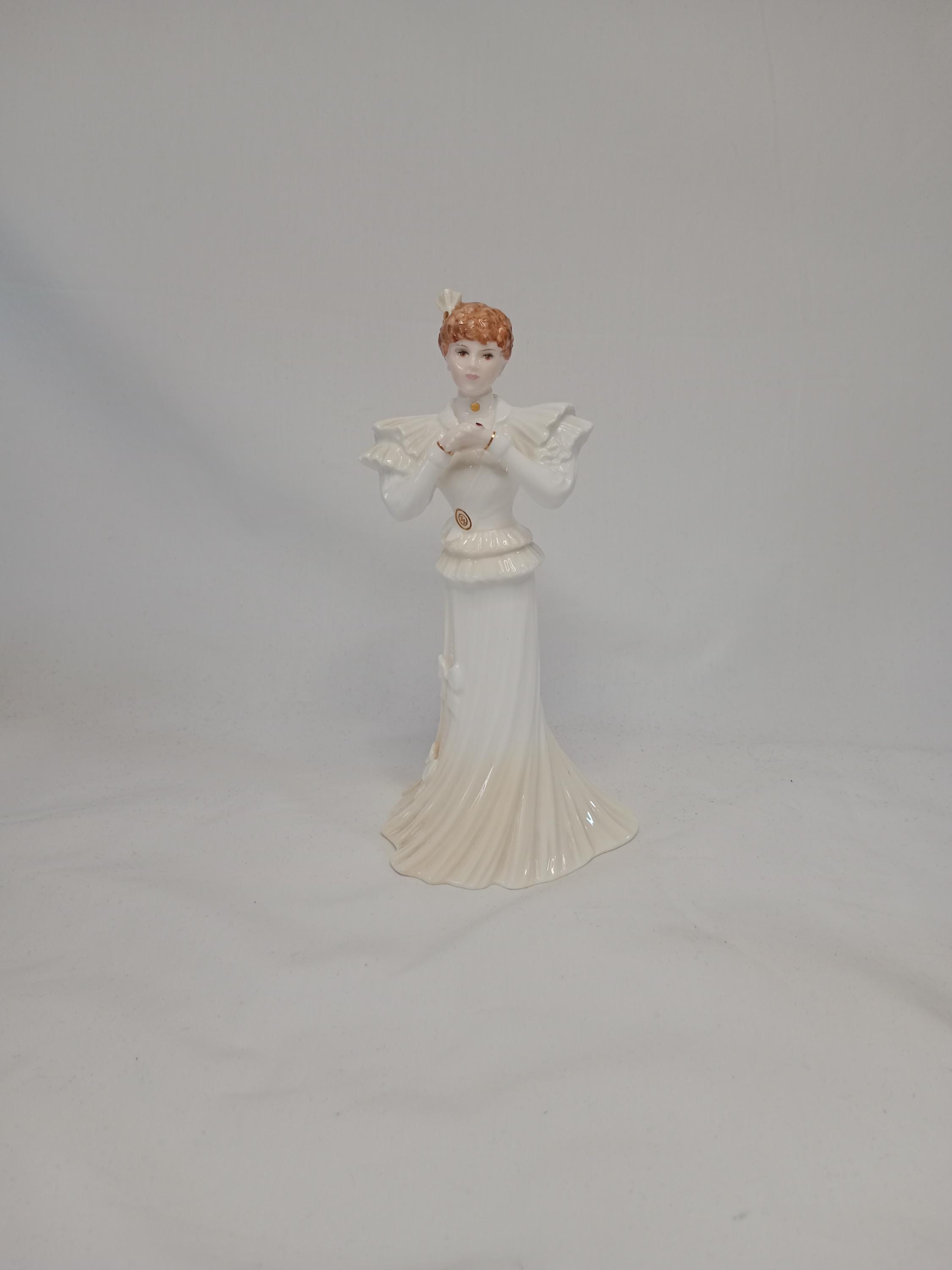 コールポート・シャンティリー・レースの置物「白いドレスの女