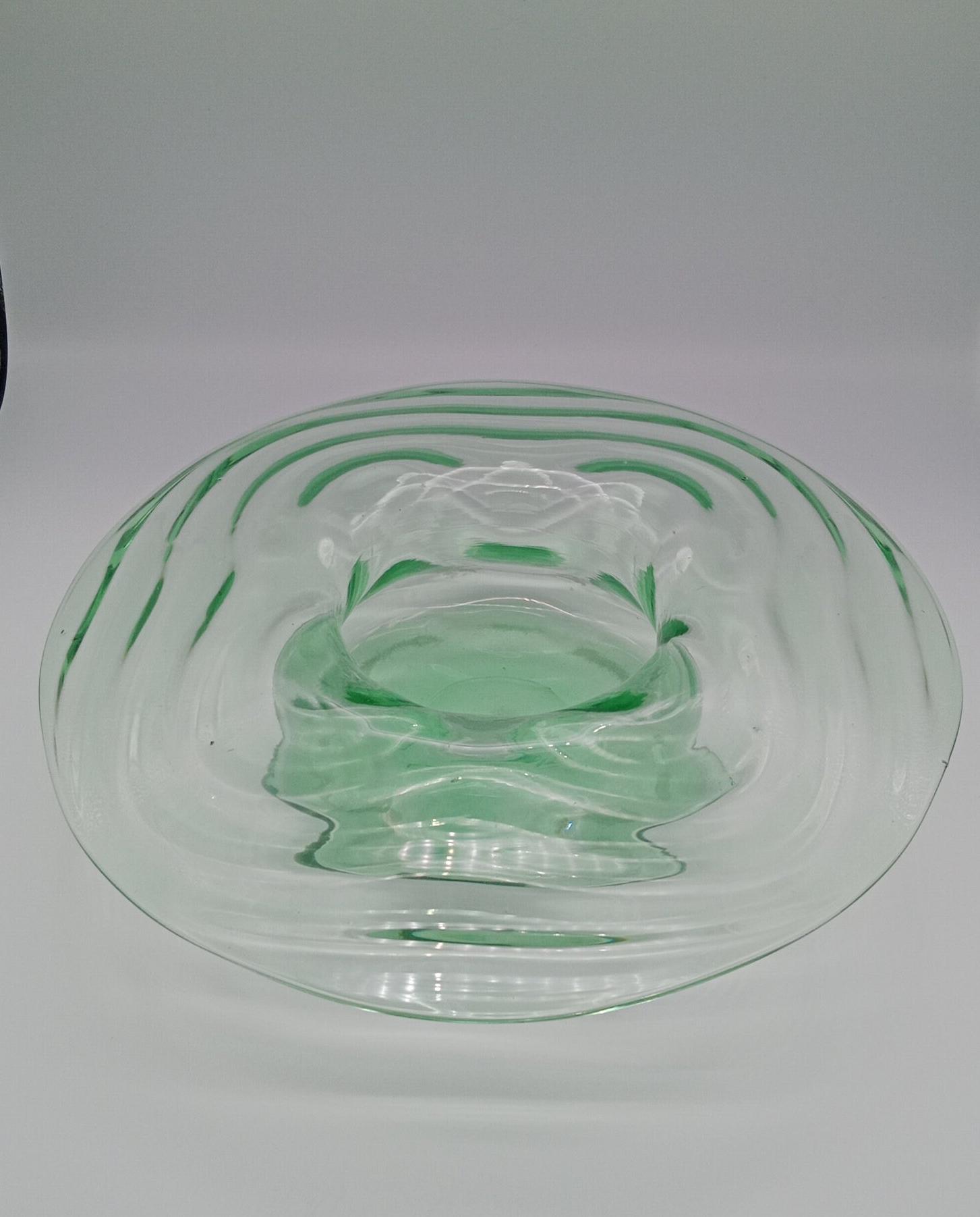Vintage uranium green glass fruit bowl, organic, fluid shape, 28.5 cm wide, 11", gorgeous green glow under black light, perfect condition