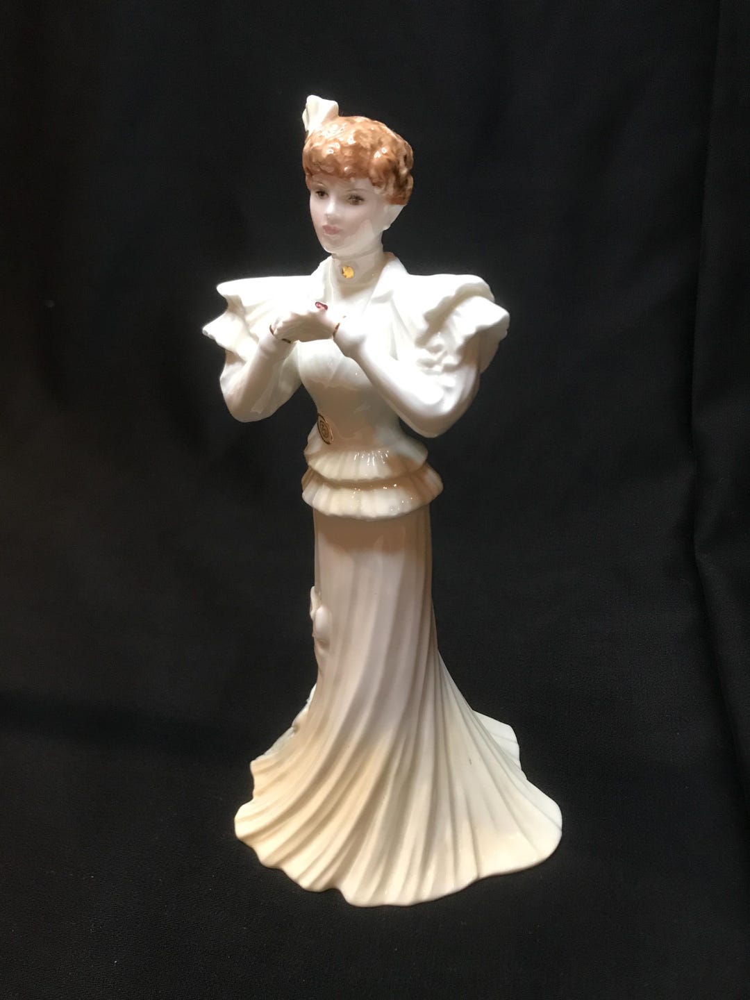 コールポート・シャンティリー・レースの白いドレスを着た女性の