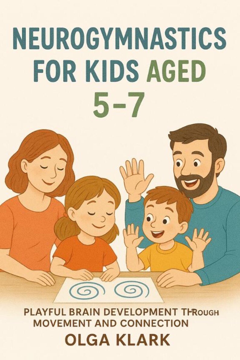 Op de afbeelding: Illustratie van een boekomslag getiteld "Neurogymnastiek voor kinderen van 5-7 jaar". De afbeelding toont een gezin van vier personen, met twee kinderen en twee volwassenen, die lachen en zwaaien. De ondertitel luidt "Speelse hersenontwikkeling door beweging en verbinding."