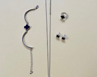 Ensemble boucles d'oreilles, collier, bracelet et bague trèfle à quatre feuilles noirs flambant neufs