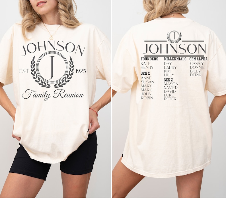 K&ouml;nnte beinhalten: Ein cremefarbenes T-Shirt mit einem schwarzen grafischen Design, das den Text "JOHNSON" mit einem Kranz und dem Buchstaben "J" in der Mitte zeigt. Der Text "EST 1925" und "Family Reunion" sind ebenfalls im Design enthalten. Die R&uuml;ckseite des Shirts zeigt eine Liste von Namen, die nach Generationen geordnet sind, darunter "Gr&uuml;nder", "Millennials" und "Gen Alpha".