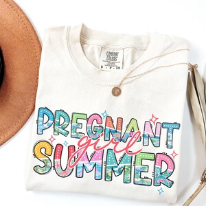 Komfortowe kolory Koszula letnia dla ciężarnej dziewczyny, koszulka z okazji ciąży, ogłoszenie ciąży, koszulka dla nowej mamy, prezent na baby shower, top dla przyszłej mamy
