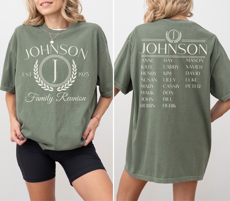 K&ouml;nnte beinhalten: Ein gr&uuml;nes T-Shirt mit dem Text "JOHNSON" und einem gro&szlig;en Buchstaben "J" in einem Kranz. Die R&uuml;ckseite des Shirts tr&auml;gt den Text "JOHNSON" mit einer Liste von Namen darunter.