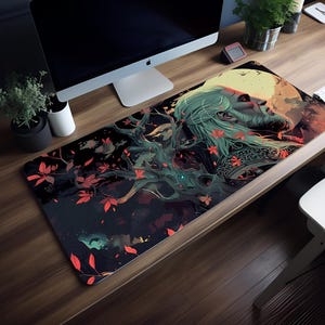 Può includere: Tappetino per mouse rettangolare con un design artistico fantasy. L'opera raffigura un uomo con lunghi capelli verdi e barba, sullo sfondo di una luna piena e un albero con foglie rosse. La tavolozza dei colori include sfumature di nero, verde, rosso e oro.