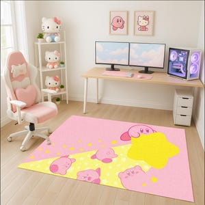 Könnte beinhalten: Rosa und gelber Teppich mit Cartoonfiguren und Sternen. Der Teppich befindet sich in einem Raum mit einem rosa-weißen Gaming-Stuhl, einem Schreibtisch mit zwei Monitoren und einem Computerturm. Hello Kitty-Figuren schmücken ein Regal.