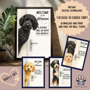 Op de afbeelding: Een ingelijste print met een zwarte doodle-hond die achter een witte deur met een zilveren handvat vandaan komt. Tekst luidt "Welcome to the Bathroom. A Doodle Will Be With You Shortly." Andere prints met verschillende doodle-rassen worden ook getoond.
