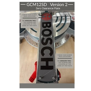 Könnte beinhalten: Nahaufnahme einer grauen und silbernen Gehrungssäge mit rotem Griff. Die Säge trägt den Markennamen "BOSCH" in großen, dunklen Buchstaben. Der Text auf dem Bild lautet "GCM12SD Version 2" und "Zero Clearance Plate."