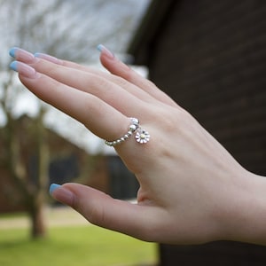 Daisy Ball Bead Ring - Sterling Silver - Elasticated Ring - Jewellery for Her