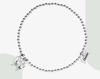 Può includere: Braccialetto in argento con perline, con un ciondolo a forma di cane e un ciondolo a forma di osso con inciso il nome "Chester".