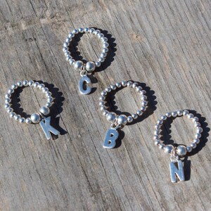Anillo con bola de abalorios con inicial - Plata de ley - Anillo elástico - Joyas para ella - Joyas con letras personalizadas