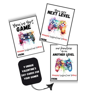 Puede incluir: Nueve tarjetas únicas de San Valentín para jugadores. Cada tarjeta presenta una ilustración acuarela colorida de un mando de videojuegos con un mensaje de San Valentín. El texto en las tarjetas dice "You've Got Game", "You Are Next Level", y "Our Friendship Is On Another Level".