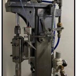 Peut inclure: Gros plan d'une machine industrielle en métal avec un grand cylindre, des tuyaux et des jauges. La machine est étiquetée "IMG_3307".