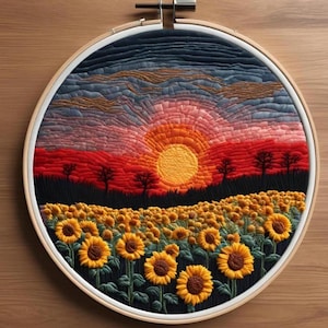 Może przedstawiać: Haftowany obraz w obręczy przedstawiający zachód słońca nad polem słoneczników. Niebo jest w kolorze gradientu od niebieskiego, przez różowy, do pomarańczowego, z dużym żółtym słońcem w środku. Pole słoneczników jest zielone i żółte, a kwiaty zwrócone są w stronę słońca.