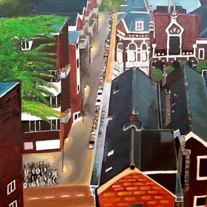 Puede incluir: Una pintura que representa una escena de calle con edificios coloridos y una fila de bicicletas en primer plano. Los edificios están pintados en tonos de rojo, marrón y azul, y la calle es de un gris claro. Las bicicletas están pintadas en una variedad de colores, incluyendo rojo, azul, verde y amarillo.