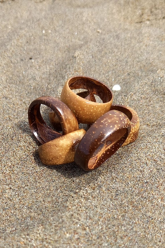 Geschenk für SIE & IHN . Handgemachter brauner Natur Kokosnuss Ring. Einzigartiges Romantisches Geburtstagsgeschenk Weihnachtsgeschenk.