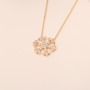 14k Solid Gold CZ Schneeflocke Halskette, zierliche Eiskristall Charm Halskette, Pave Cubic Zirkonia funkelnde Anhänger Geschenk für Winterliebhaber