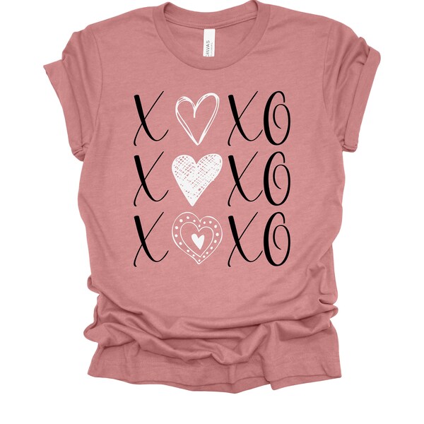 Schickes Valentinstag Shirt | Schwarz und Weiß XO Hearts Tee | Künstlerische Umarmungen und Küsse Design Top | Elegante Valentinstag Liebe Grafik T-Shirt