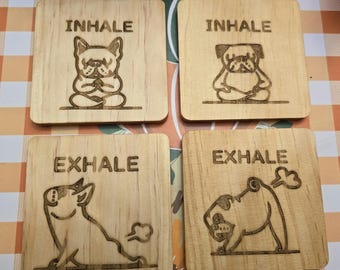 Drewniane podstawki pod kubki z motywem psa Frenchie Pug Yoga, grawerowane laserowo, zestaw 4 szt.